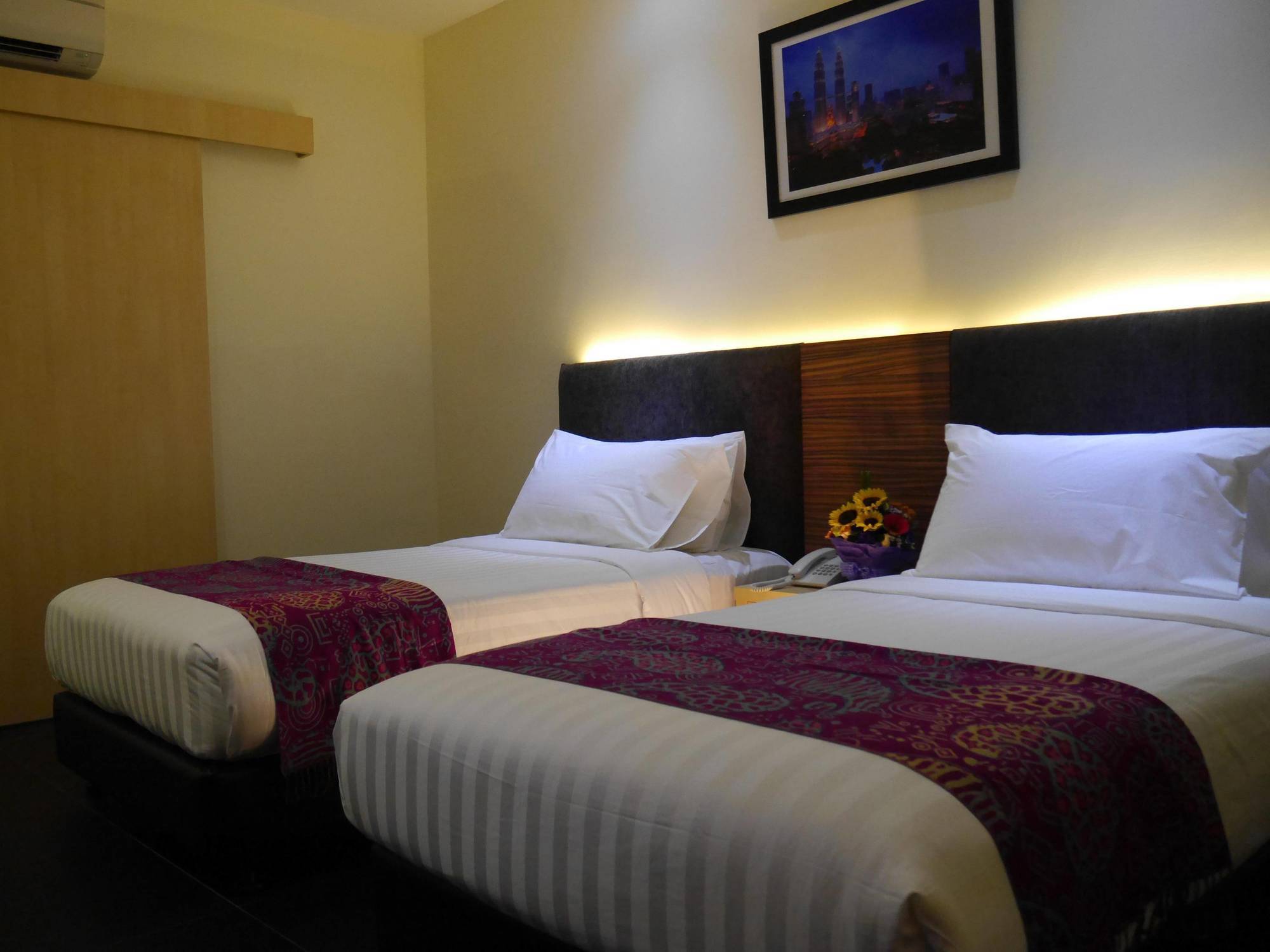 Sky Hotel Kuala Lumpur Bagian luar foto